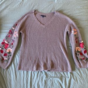 AE floral sleeve sweater 🌷